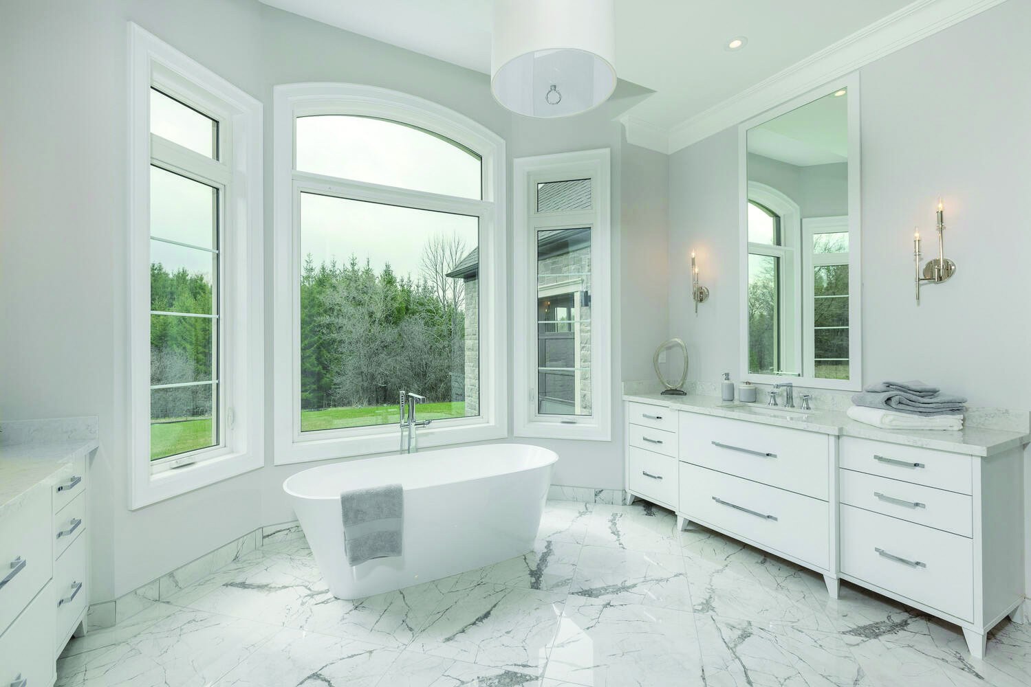 Elegant ensuite with a freestanding bathtub